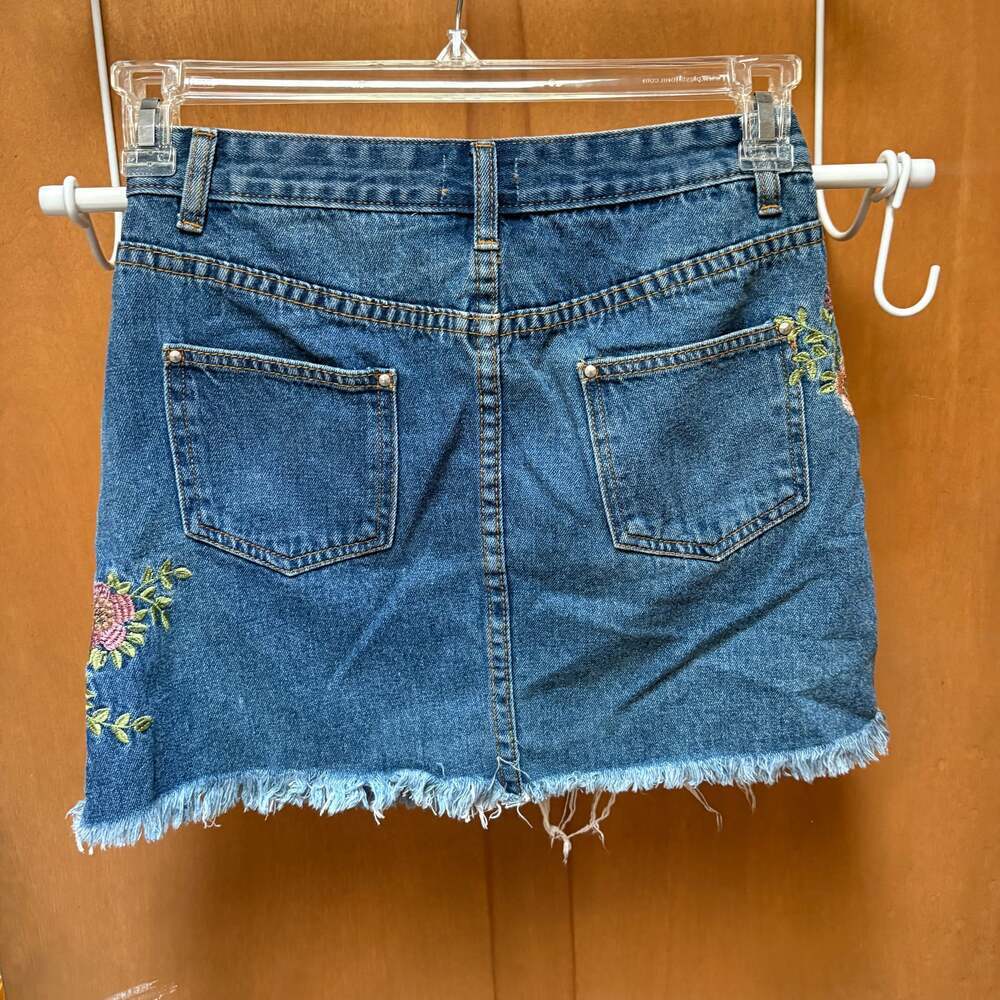 POL Women Small Floral Embroidered Distressed Denim Mini Skirt Raw Hem NWT - Picture 3 of 3